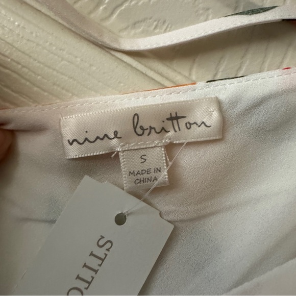 Small Nine Britton Wrap Tank Top Blouse NWT Lemons & Red Flowers - Picture 6 of 8